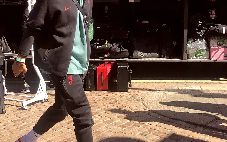 前锋斜向穿插把中卫引开的瞬间（用位置曲线读出队伍的默认方案）